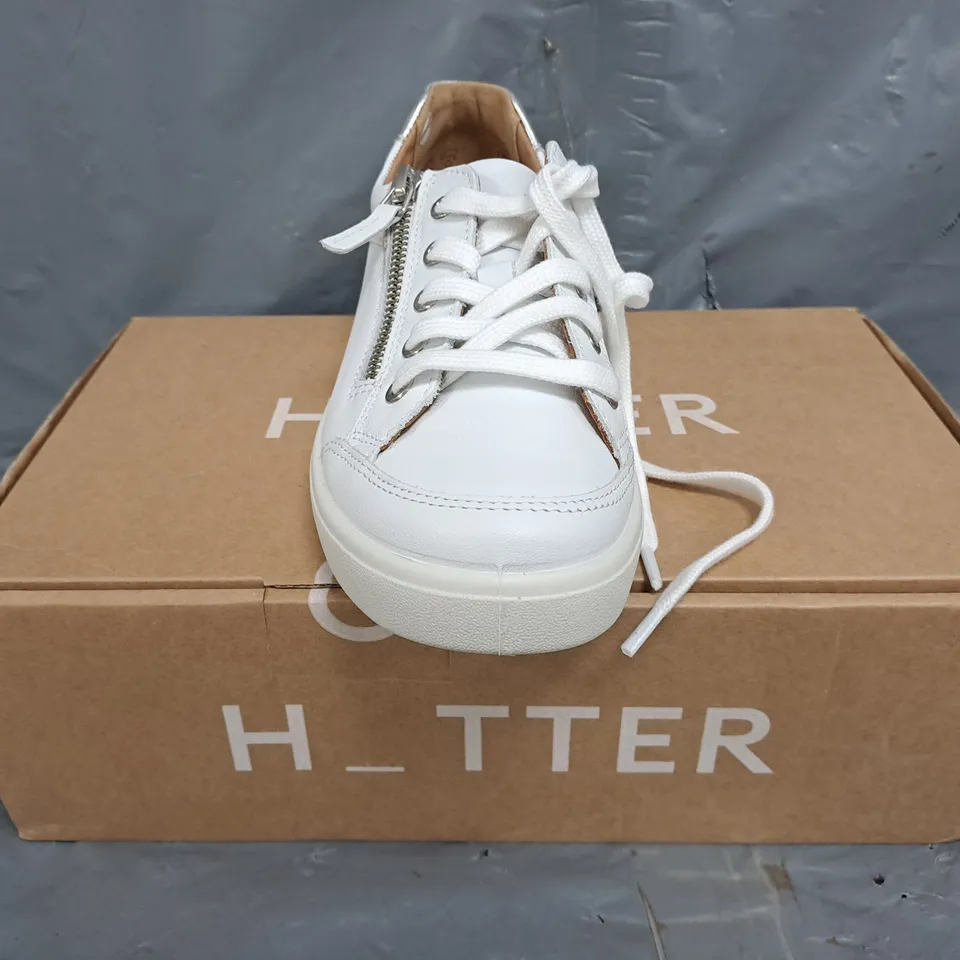 BOXED PAIR OF HOTTER CHASE II WIDE SHOES IN WHITE/SILVER SIZE UK 5