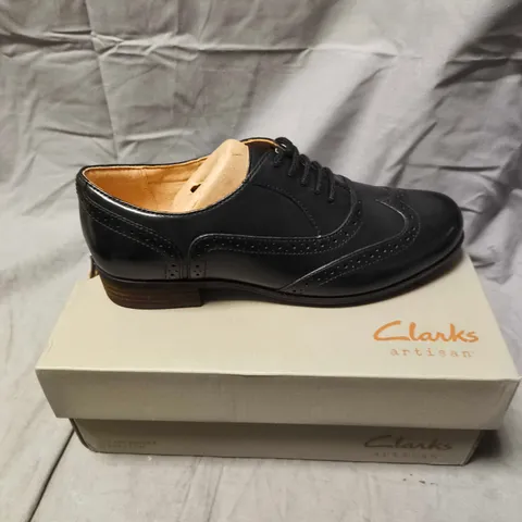 CLARKS HAMBLE OAK BLACK LEATHER SHOES - 5.5