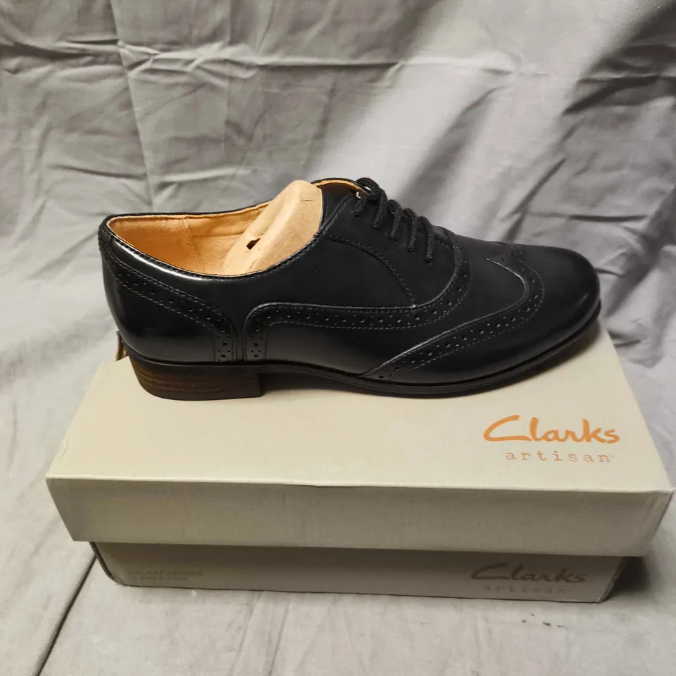 CLARKS HAMBLE OAK BLACK LEATHER SHOES - 5.5