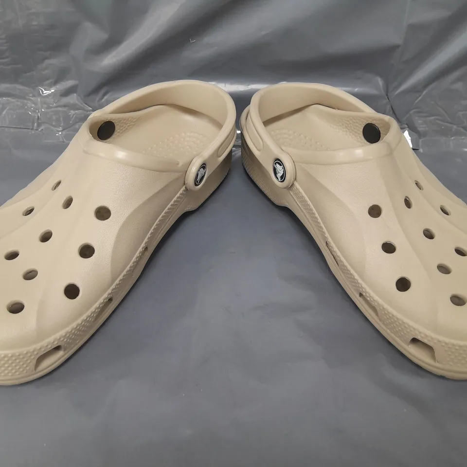 PAIR OF CROCS BAYA CLOGS IN COBBLESTONE UK SIZE M5/W6