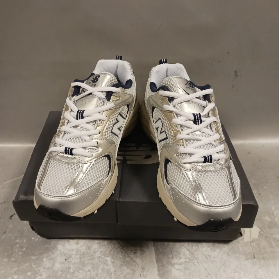 BOXED PAIR OF NEW BALANCE RUNNING TRAINERS - 6.5