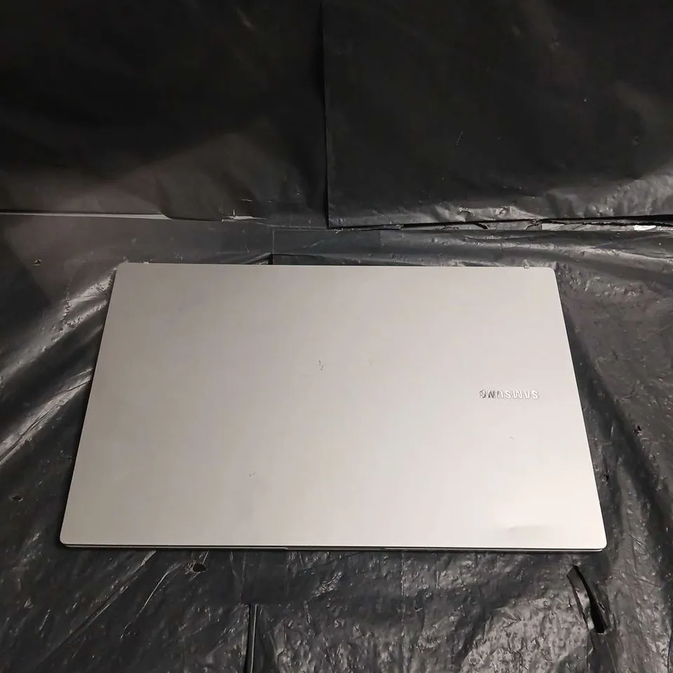 SAMSUNG GALAXY BOOX NP755XDA 15.6" LAPTOP – SILVER