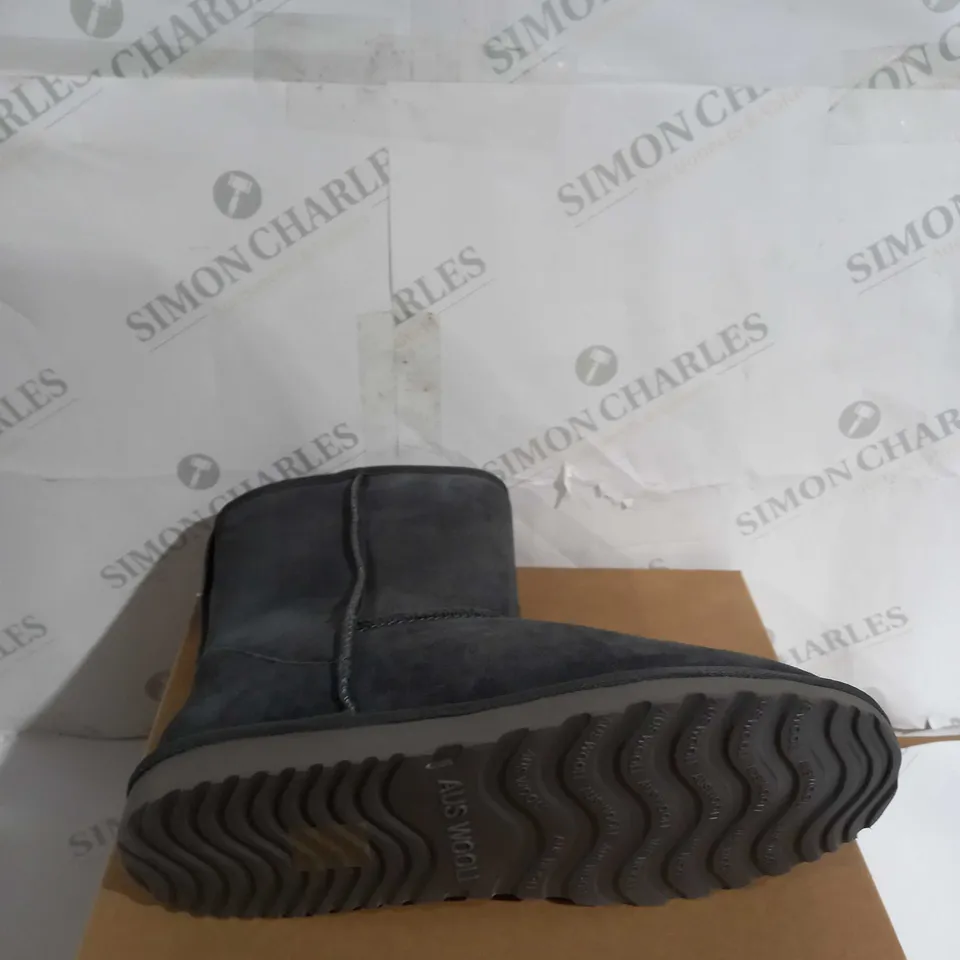 BOXED PAIR OF AUS WOOL AUSTRALIA BRONTE GREY UK 10