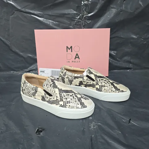 BOXED PAIR OF MODA IN PELLE ADRINA NATURAL SNAKE SKIN PRINT LEATHER SLIP ON TRAINER SIZE 39