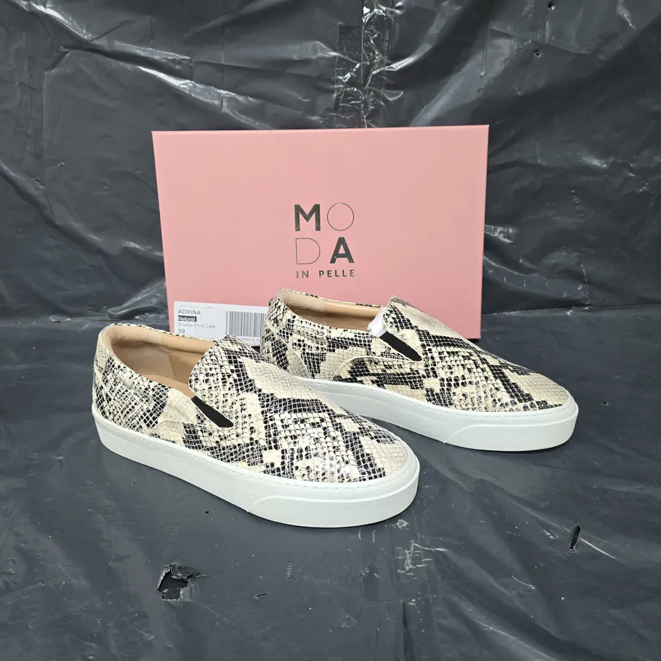 BOXED PAIR OF MODA IN PELLE ADRINA NATURAL SNAKE SKIN PRINT LEATHER SLIP ON TRAINER SIZE 39