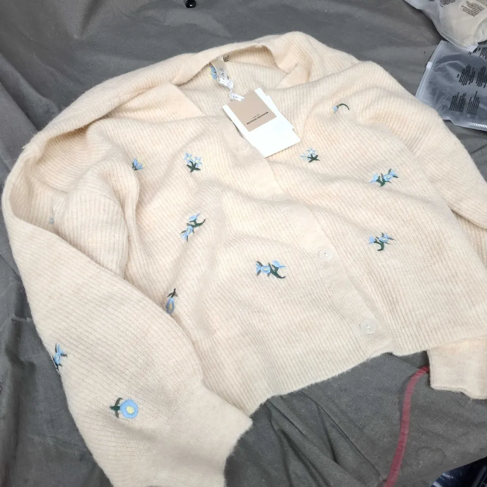 YAS CREAM CARDIGAN WITH BLUE FLORAL EMBROIDERY – UK 16 (EU XXL) WOMEN’S KNITWEAR