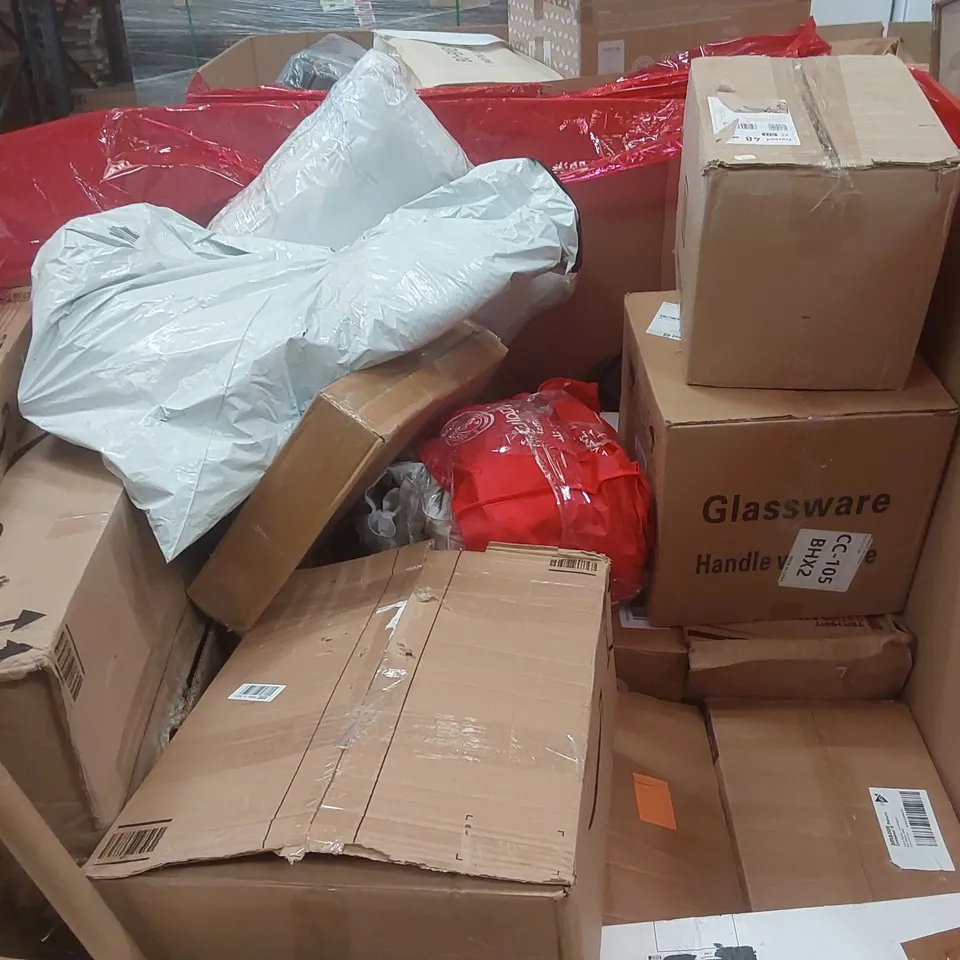 PALLET CONTAINING A LARGE QUANTITY OF ASSORTED ITEMS INCLUDING: CLOUD PLAY MAT, JUICING SYSTEM, RETRACTABLE BABY GATE, ELHO PLANTER, HALO CEILING LIGHT ECT