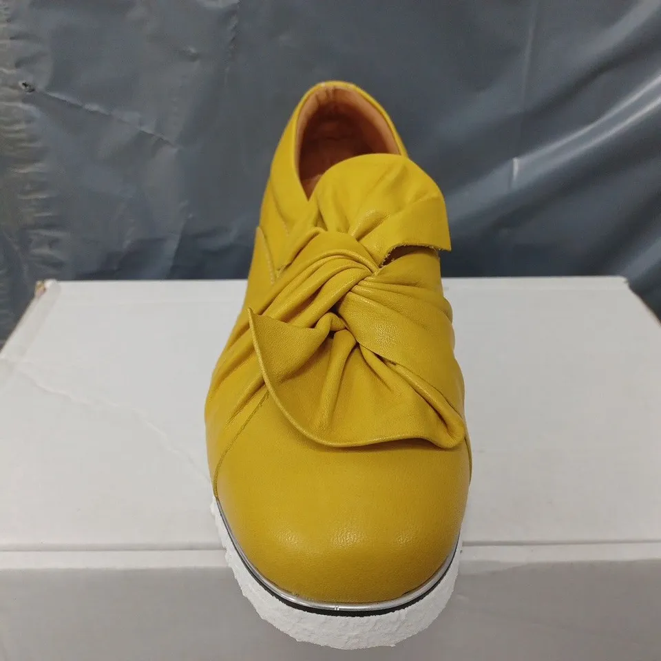 MODA IN PELLE ANETTE LEATHER BOW TWIST UPPER WITH FLEX SOLE TRAINERS IN YELLOW - SIZE 7