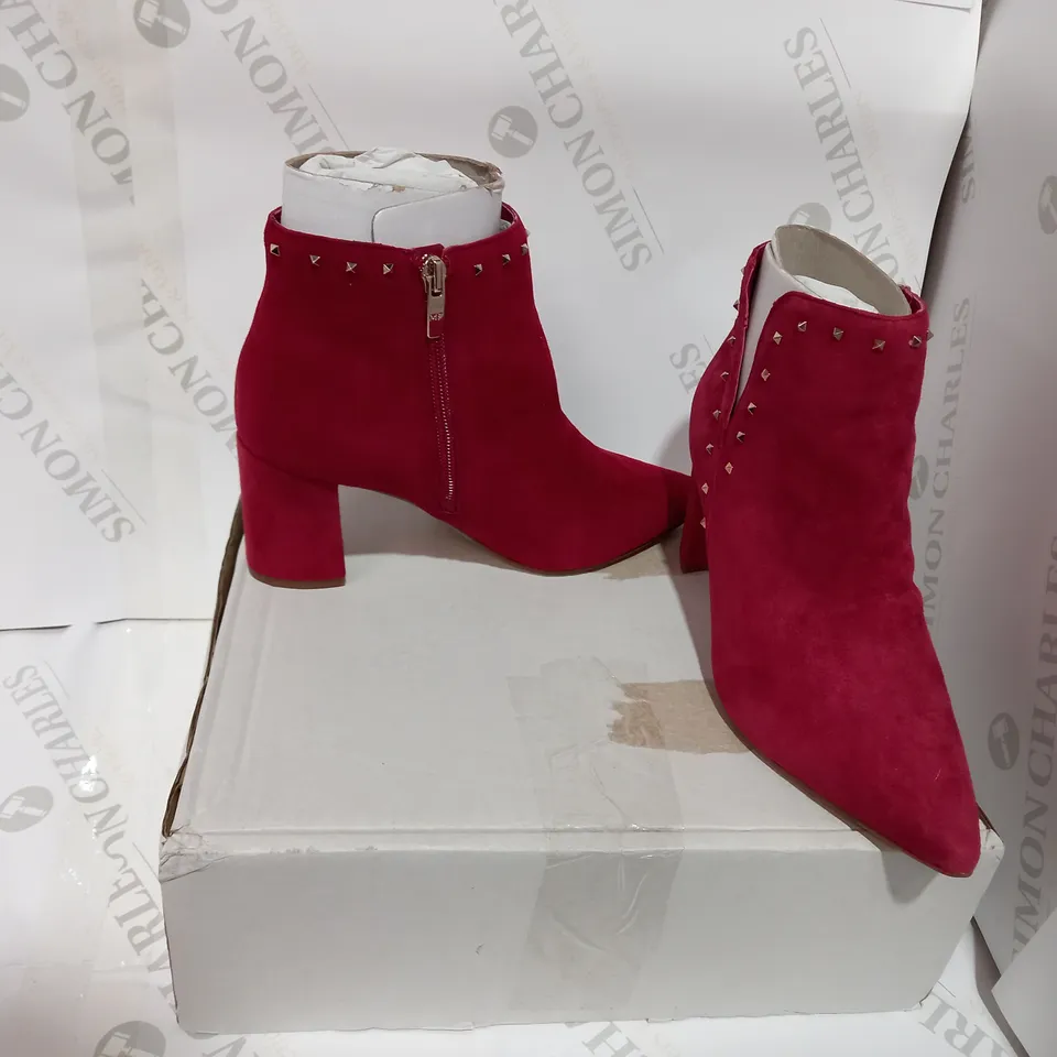 BOXED PAIR OF DESIGNER RED/SPIKE DETAILED ANKLE BOOTS  - SIZE 4.5