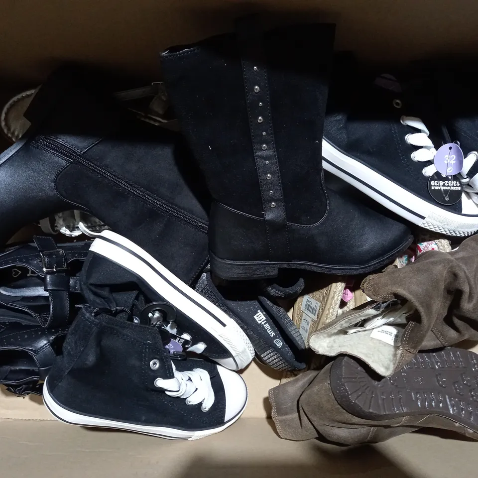 APPROXIMATELY 10 PAIRS OF ASSORTED KIDS SHOES IN VARIOUS STYLES AND SIZES 