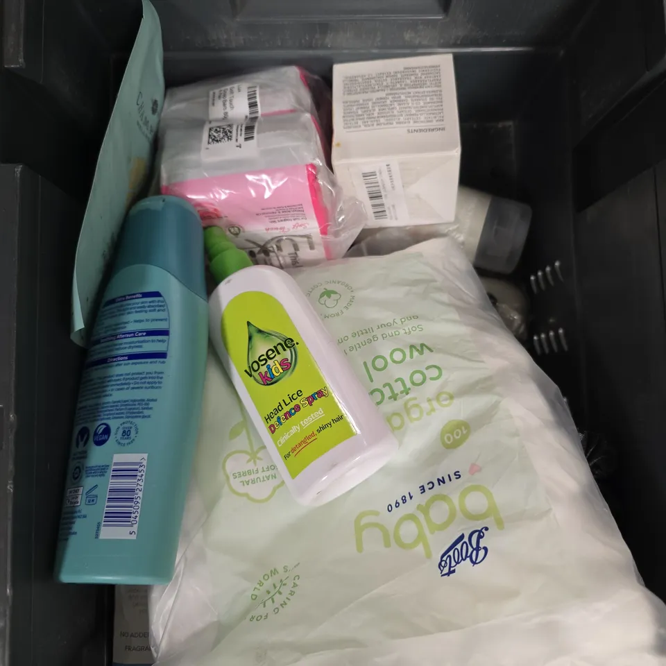 APPROXIMATEY 20 ASSORTED HEALTH AND BEAUTY PRODUCTS TO INCLUDE - CORSODYL DAILY MOUTHWASH - VASELINE PROTECTING JELLY AND SIMPLE REFRESHING SHOWER GEL