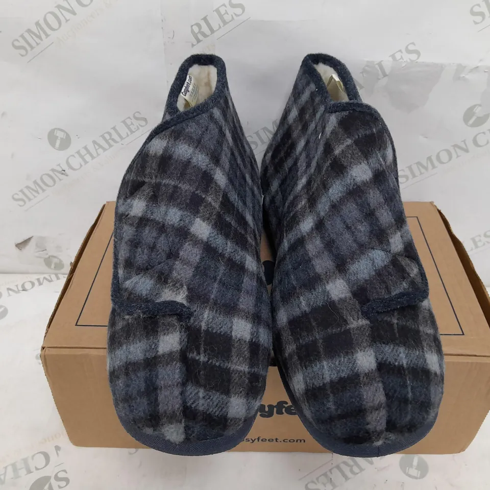 BOXED PAIR OF COSYFEET VELCRO SLIPPERS IN BLUE TARTAN - UK SIZE 13