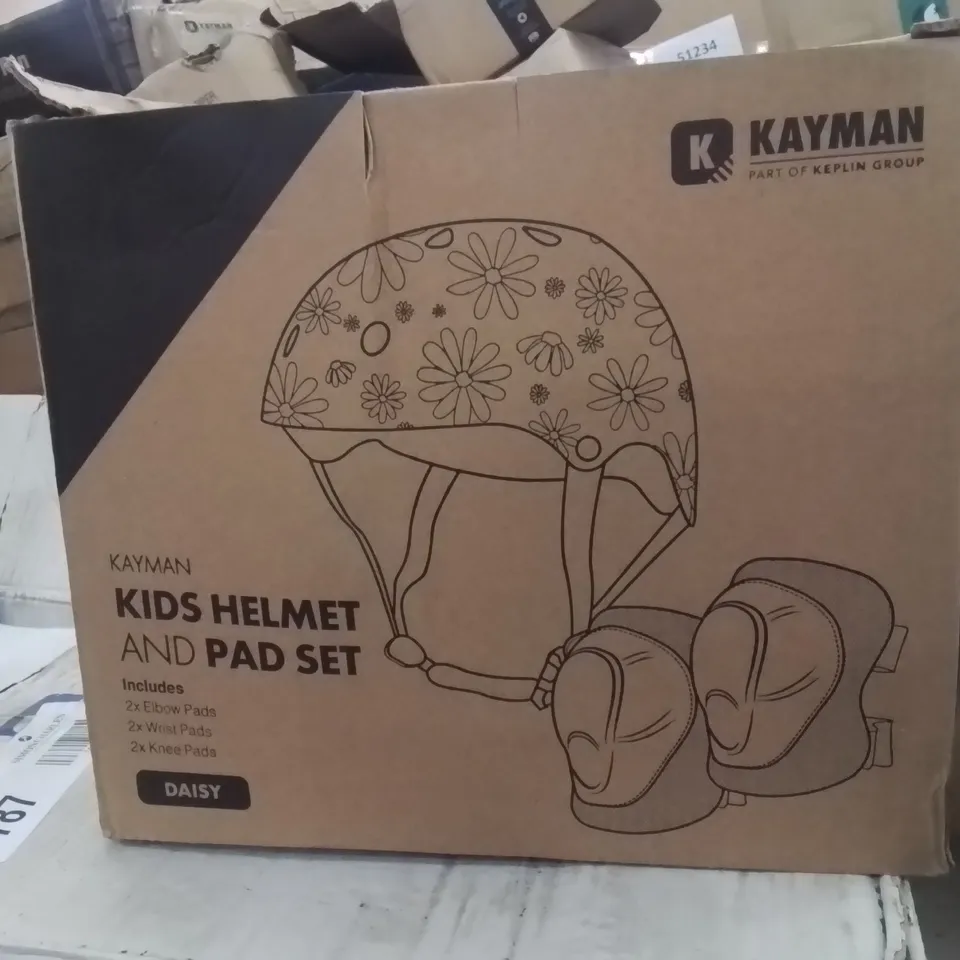 BOXED KAYMAN KIDS HELMET AND PAD SET