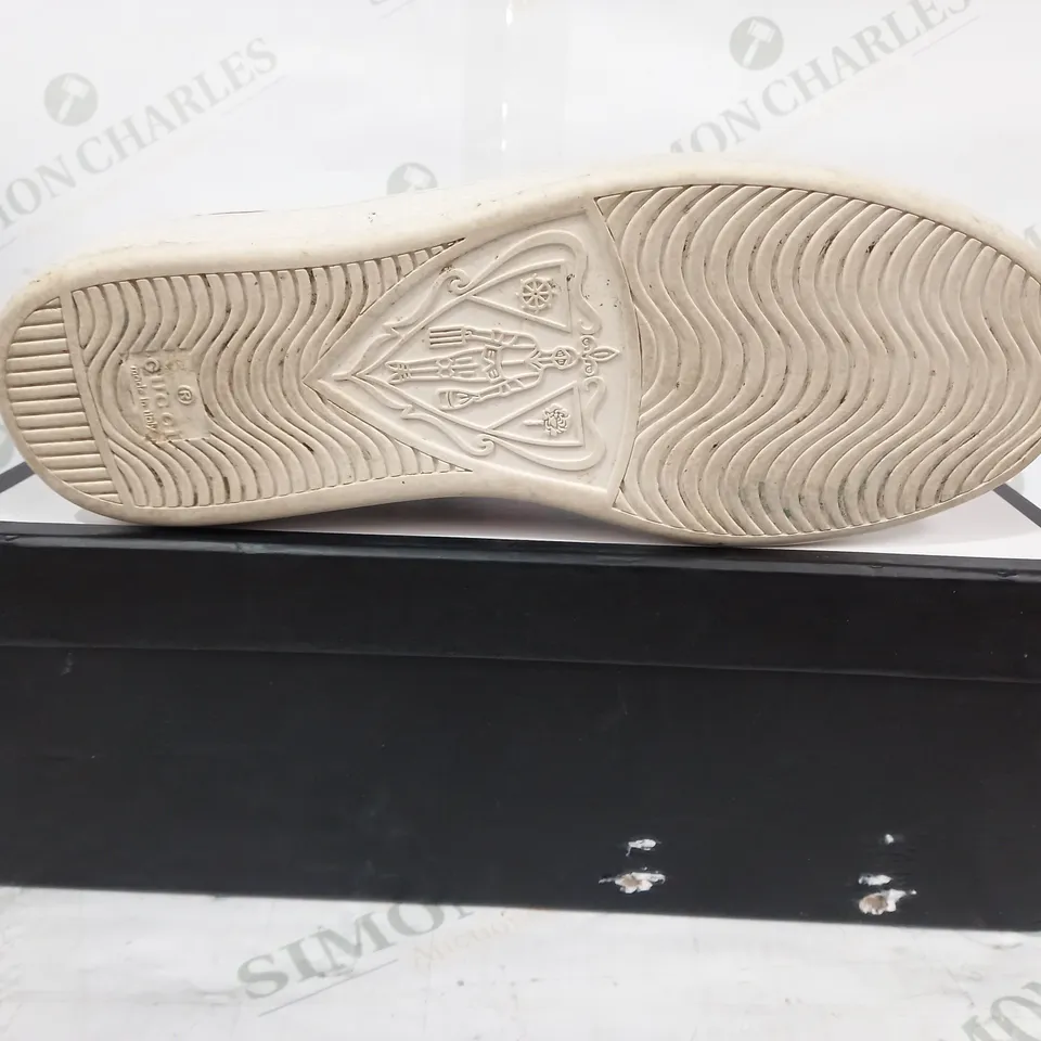 BOXED PAIR OF GUCCI SHOES IN BEIGE/NAVY/RED EU SIZE 40