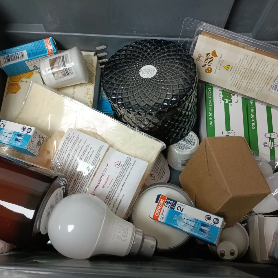 APPROXIMATELY 14 ASSORTED HOUSEHOLD ITEMS TO INCLUDE SCENTED CANDLES, WAX MELTS, LIGHT BULB, ETC - COLLECTION ONLY