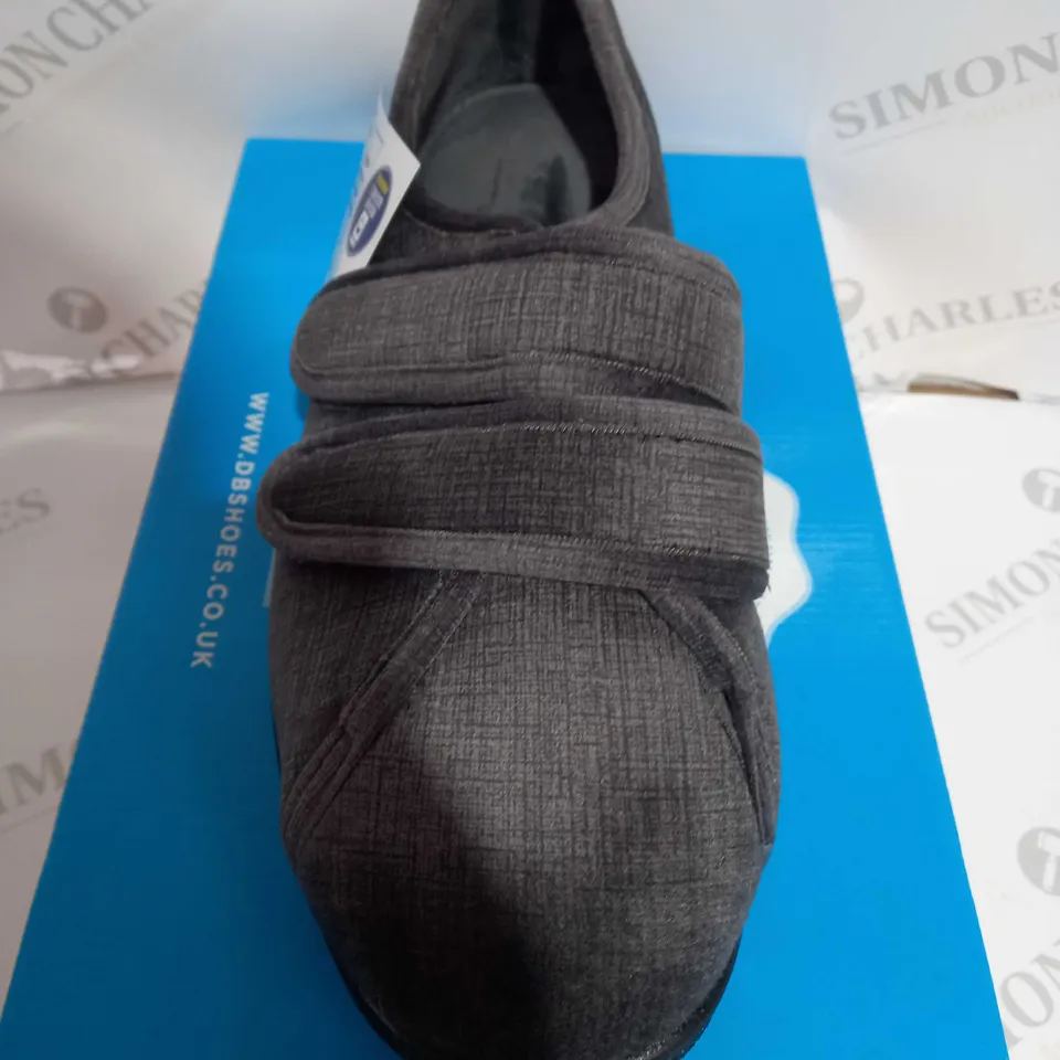 BOXED PAIR OF DBSHOES IN HAMILTON GREY SIZE 6 