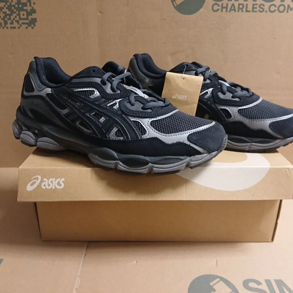 BOXED PAIR OF ASICS GEN-NYC TRAINERS IN BLACK/GREY SIZE UK 8