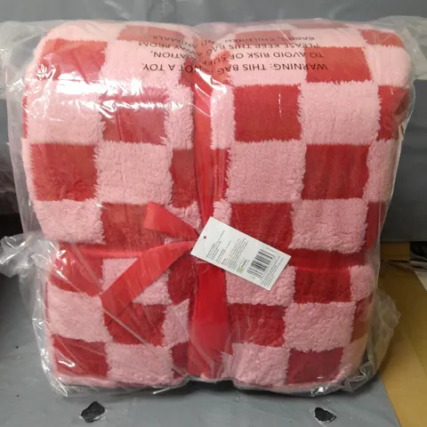 LOT OF 2 SOFT TOUCH BLANKETS - PINK/RED - KING SIZE