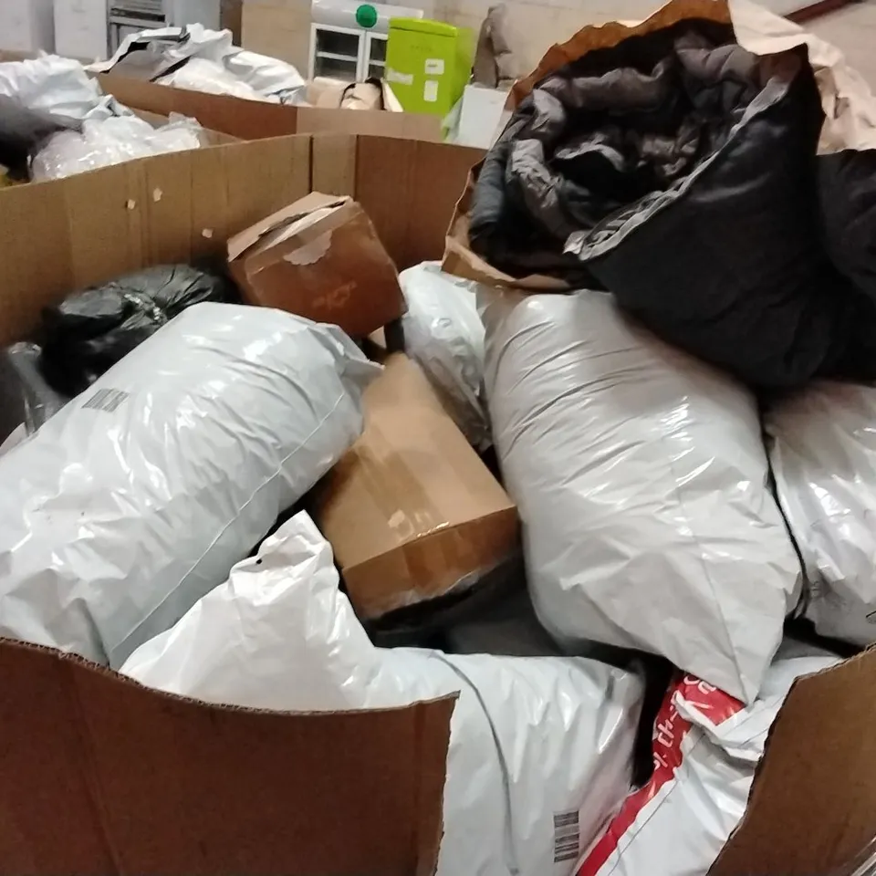 PALLET CONTAINING A LARGE QUANTITY OF PILLOWS