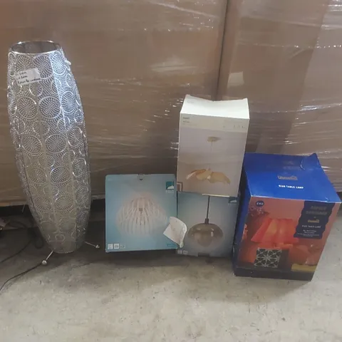 PALLET CONTAINING A VERY LARGE QUANTITY OF ASSORTED DESIGNER LIGHTING PRODUCTS TO INCLUDE: FLOOR LAMPS, CEILING LIGHTS, TABLE LAMP ECT