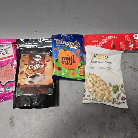 APPROXIMATELY 12 ASSORTED FOOD & DRINK ITEMS TO INCLUDE - TERRYS CHOCOLATE ORANGE MINI EGGS , BWFO HAZELNUTS , TESCO FLAVOUR LANCES ETC