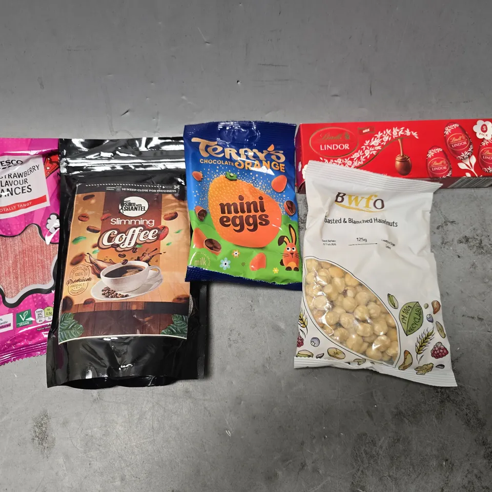 APPROXIMATELY 12 ASSORTED FOOD & DRINK ITEMS TO INCLUDE - TERRYS CHOCOLATE ORANGE MINI EGGS , BWFO HAZELNUTS , TESCO FLAVOUR LANCES ETC