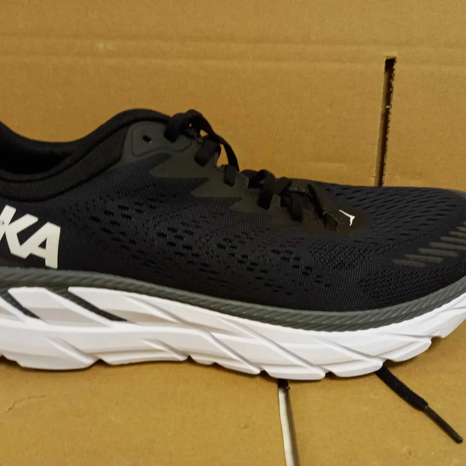 HOKA ONE ONE CLIFTON 7 TRAINERS - SIZE 11.5 UK