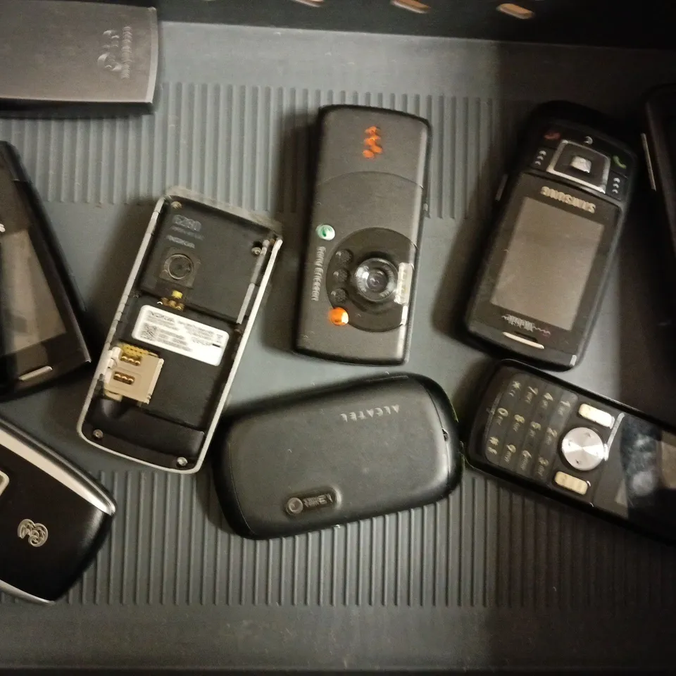 APPROXIMATELY 10 ASSORTED OLD MOBILE PHONES TO INCLUDE SAMSUNG, SONY ERICSSON, ETC