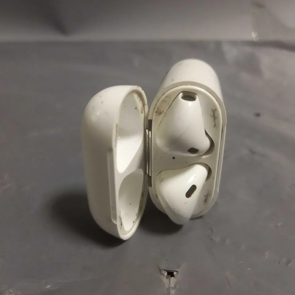 APPLE AIR PODS FIRST GENERATION IN WHITE 