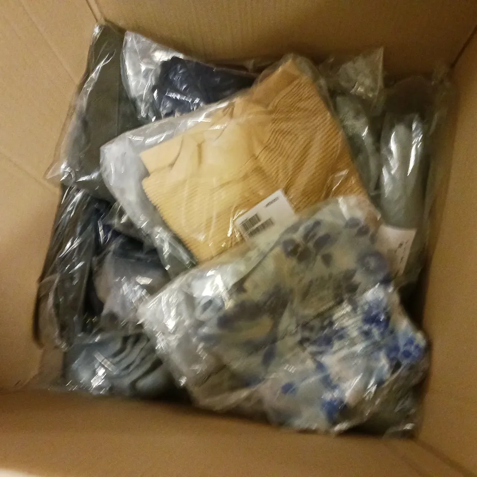 LARGE QUANTITY OF ASSORTED CLOTHING/BED ITEMS TO INCLUDE BLANKETS, JUMPERS, TOPS FROM BRANDS SUCH AS APRICOT, JULIEN MCDONALD, MASAI, ETC
