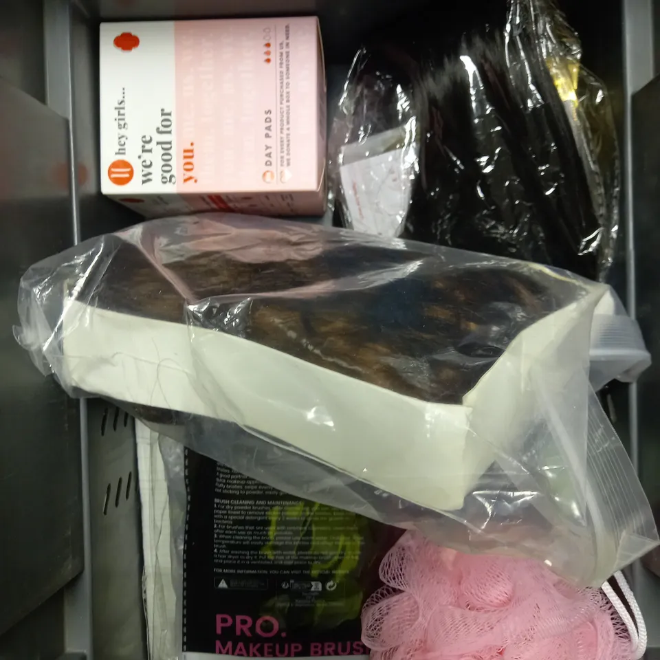 BOX OF APPROXIMATELY 20 ASSORTED HEALTH AND BEAUTY PRODUCTS TO INCLUDE DUREX PLAY LUBE, COLLAGEN GOLD POWDER EYE MASKS, MINI VACUUM CUP ETC 
