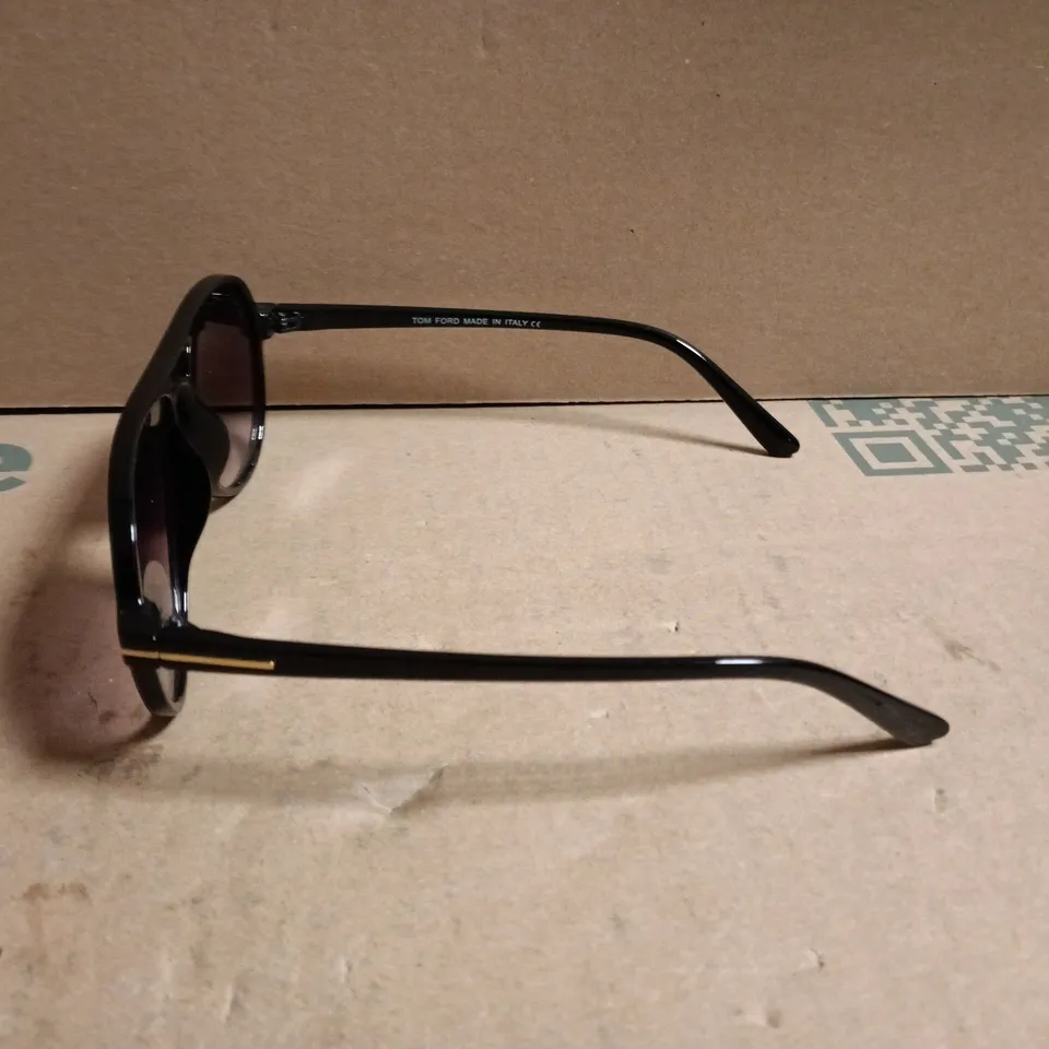 BOXED TOM FORD BLACK FRAME SUNGLASSES  WITH GRADIENT LENSES