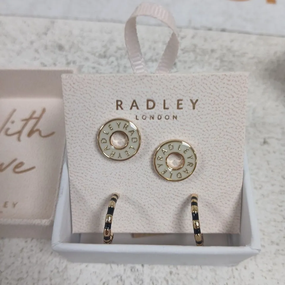 RADLEY LONDON JEWELLERY SET – GOLD-TONE STUD EARRINGS AND SMALL HOOP EARRINGS