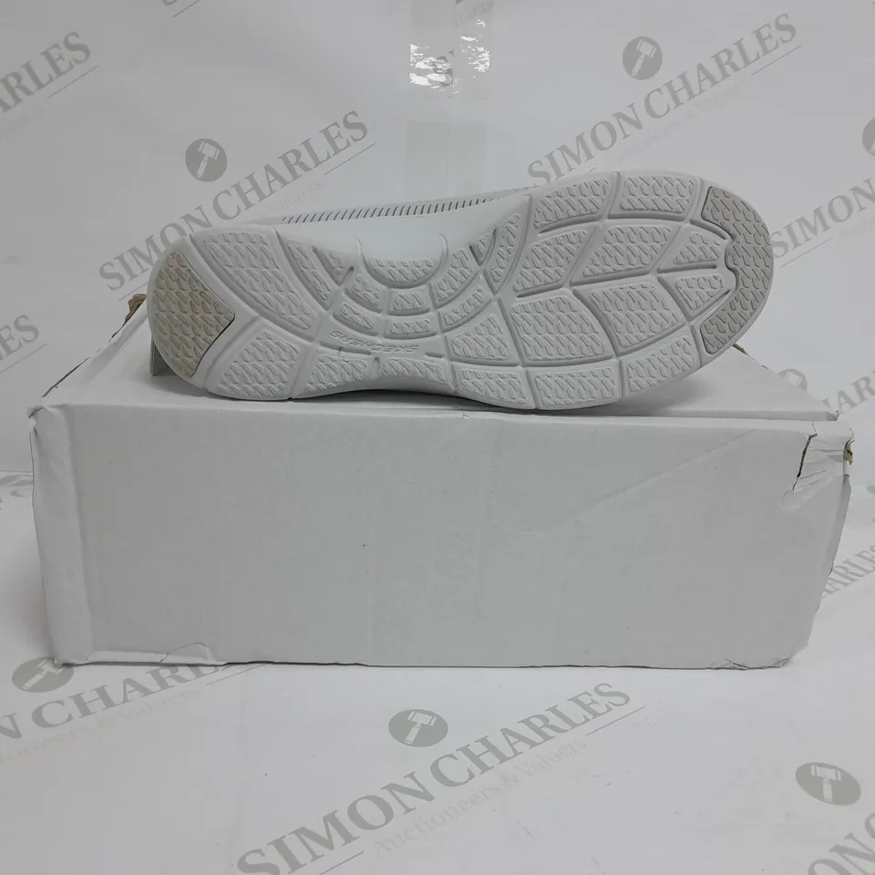 BOXED PAIR OF SKECHERS ARCH FIT TRAINERS IN GREY SIZE 4.5