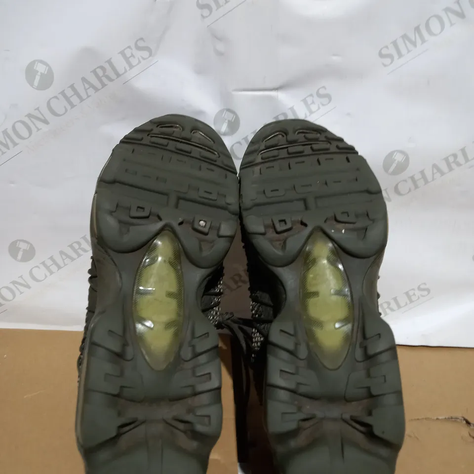 BOXED PAIR OF NIKE AIR MAX TRAINERS SIZE 9