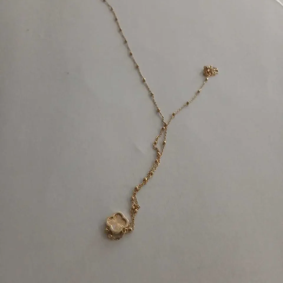 9CT GOLD NECKLACE WITH FOUR-LEAF CLOVER PENDANT – IRIDESCENT CENTRE