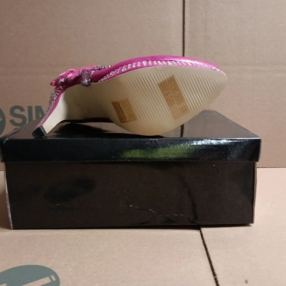 BOXED PAIR OF UNBRANDED CLOSED TOE WEDDING HEELS IN PINK W. FLORAL DETAIL SIZE 3