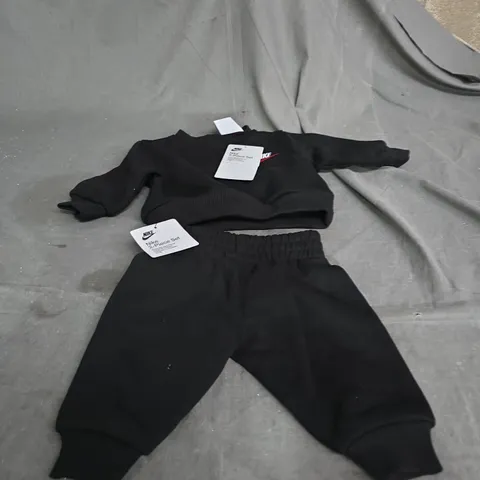 NIKE 2 PIECE SET, TROUSERS AND SWEATHSHIRT. AGE 0-3 MONTHS