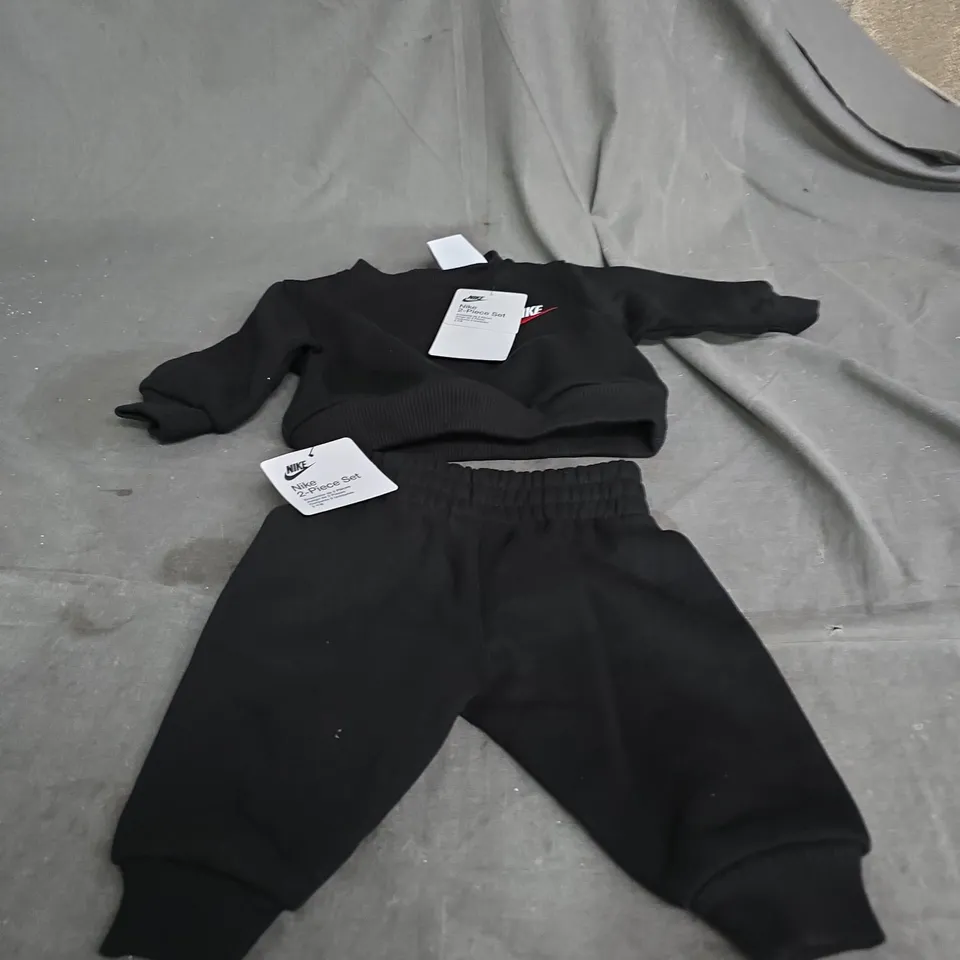 NIKE 2 PIECE SET, TROUSERS AND SWEATHSHIRT. AGE 0-3 MONTHS