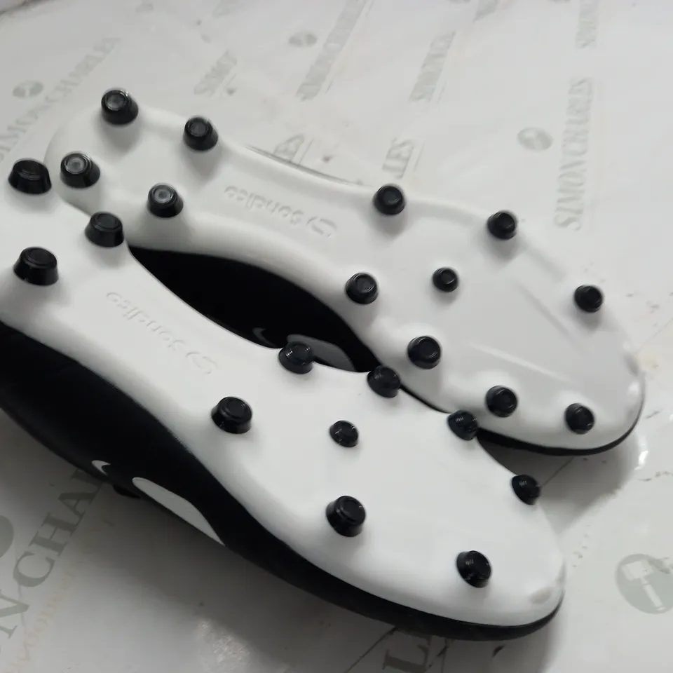 SONDICO BLACK FOOTBALL BOOTS - UK 9