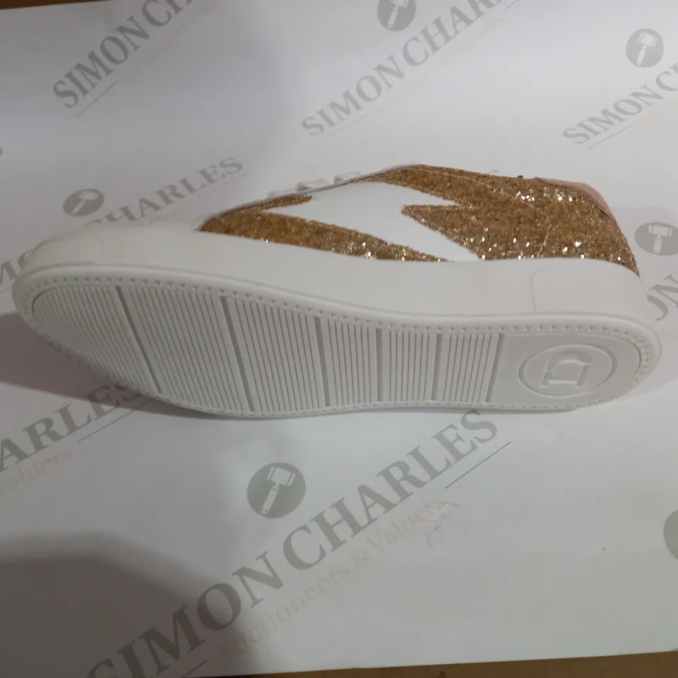 DUNE WHIT ,GOLD AND PI TRAINERS SIZE 5 