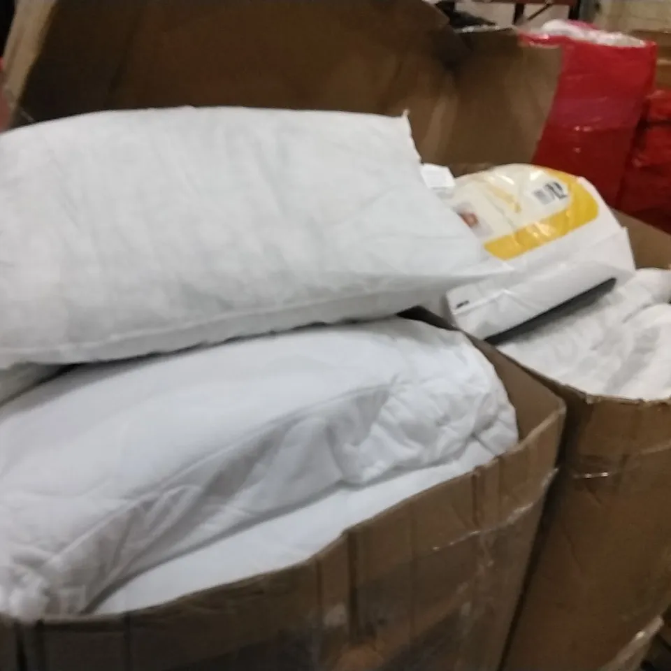 PALLET OF ASSORTED ITEMS TO INCLUDE: DUVETS, PILLOWS, WEIGHTED BLANKET 