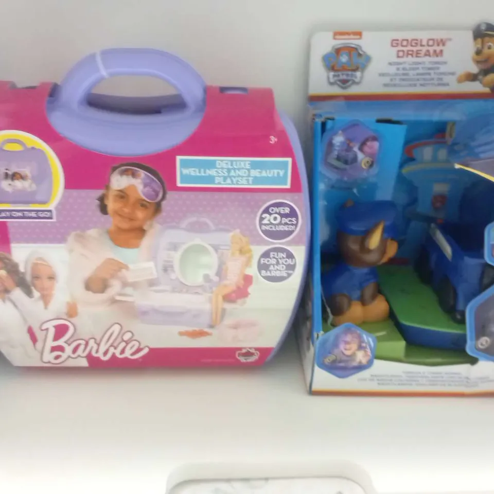 PAW PATROL GOGLOW DREAM NIGHT LIGHT, TORCH AND SLEEP TIMER AND BARBIE DELUXE WELLNESS AND BEAUTY PLAYSET
