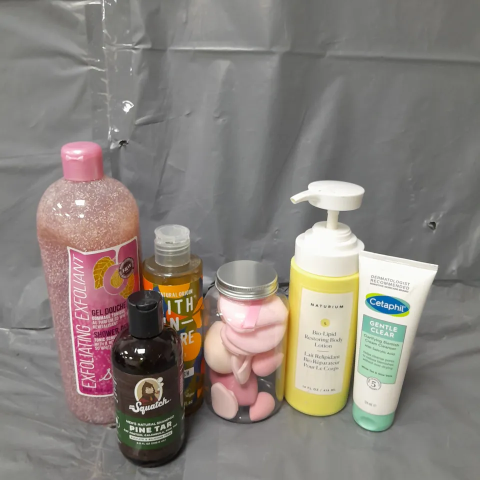APPROXIMATELY 20 ASSORTED COSMETICS PRODUCTS TO INCLUDE - FAITH IN NATURE BODY WASH, DR SQUATCH MENS SHAMPOO AND CETAPHIL GENTLE CREAM CLEANSER