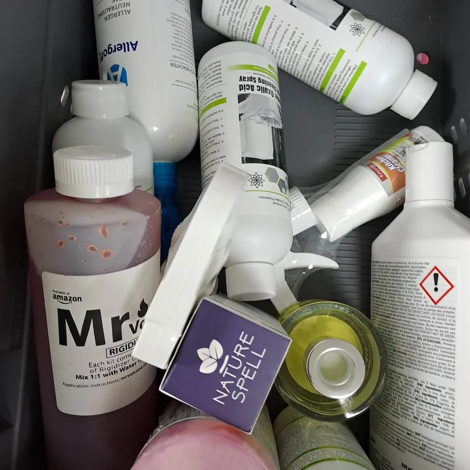 APPROXIMATELY 10 ASSORTED HOUSEHOLD PRODUCTS TO INCLUDE WEED KILLER, PLANT FOOD, CLEANING SOLUTIONS ETC 