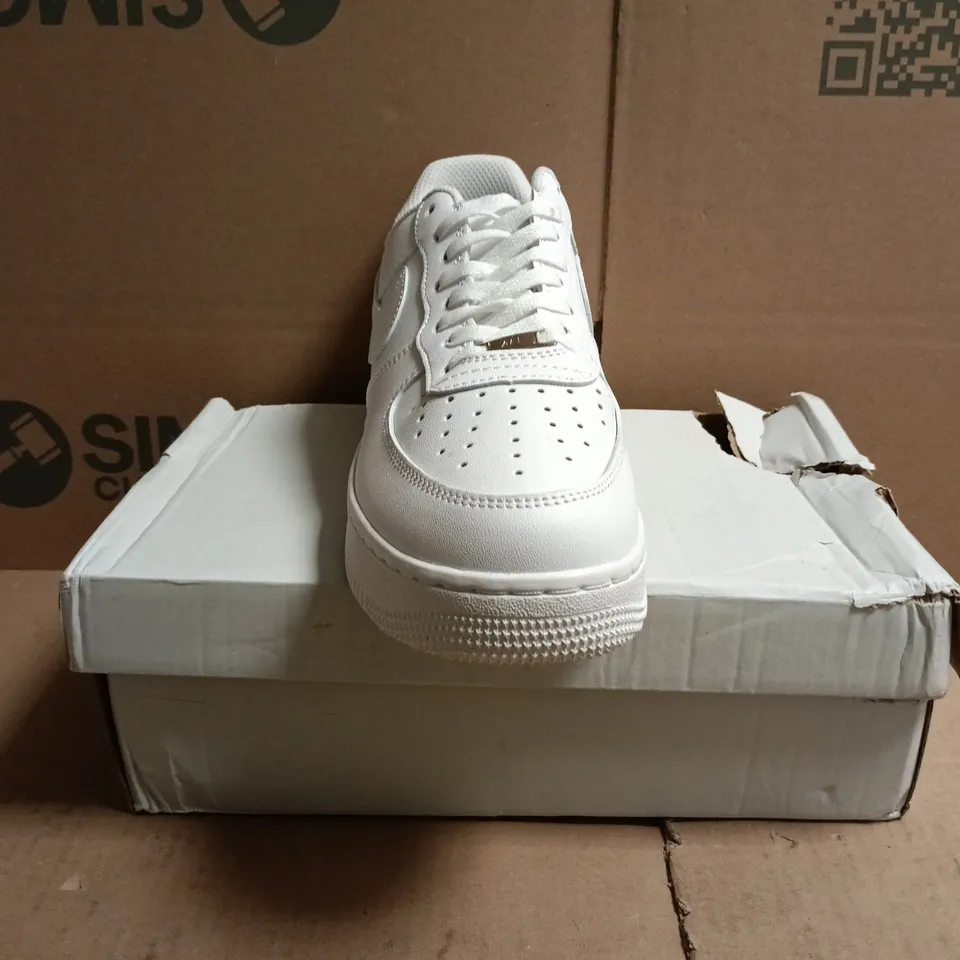 BOXED PAIR OF NIKE AIR FORCE 1 '07 TRAINERS IN WHITE SIZE UK 9.5