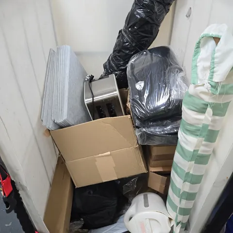 CAGE OF APPROXIMATELY 8 ASSORTED HOUSEHOLD ITEMS TO INCLUDE - BEAHC PARASOL, TWO SLICE TOASTER, AND HOME RUG ETC.  - COLLECTION ONLY 