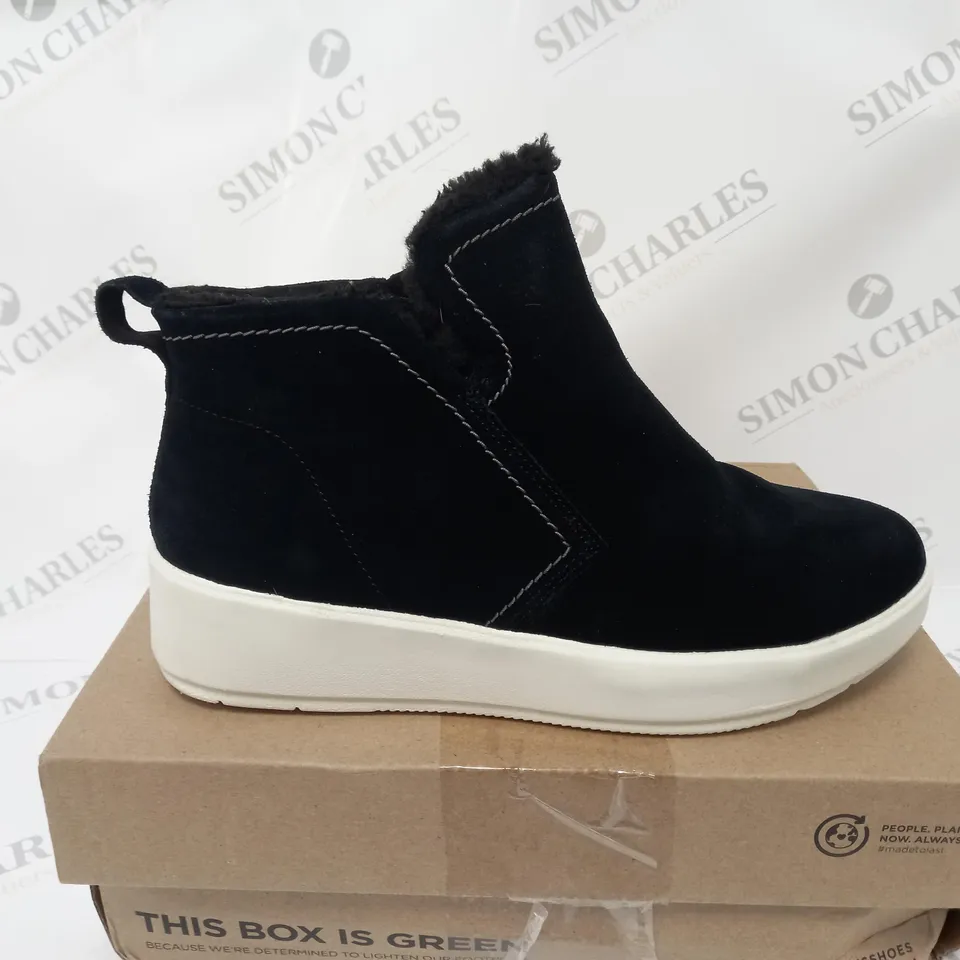 BOXED PAIR OF CLARKS LAYTON TRAINERS BLACK SIZE 6