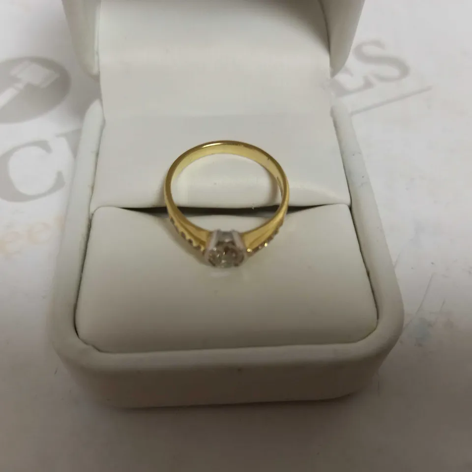 DESIGNER 18CT GOLD RING SET WITH A DIAMOND & DIAMOND SET SHOULDERS, TOTAL WEIGHT +-0.68CT