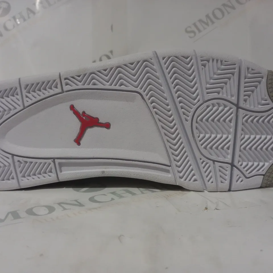 PAIR OF NIKE AIR TRAINERS IN WHITE/GREY UK SIZE 6